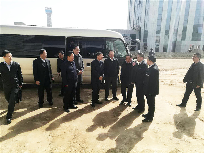 蘭州市委副書記、市長張偉文一行蒞臨新區(qū)“亞太伊士頓電梯”、“亞太澳泊智能車庫”、“亞太新能源汽車”