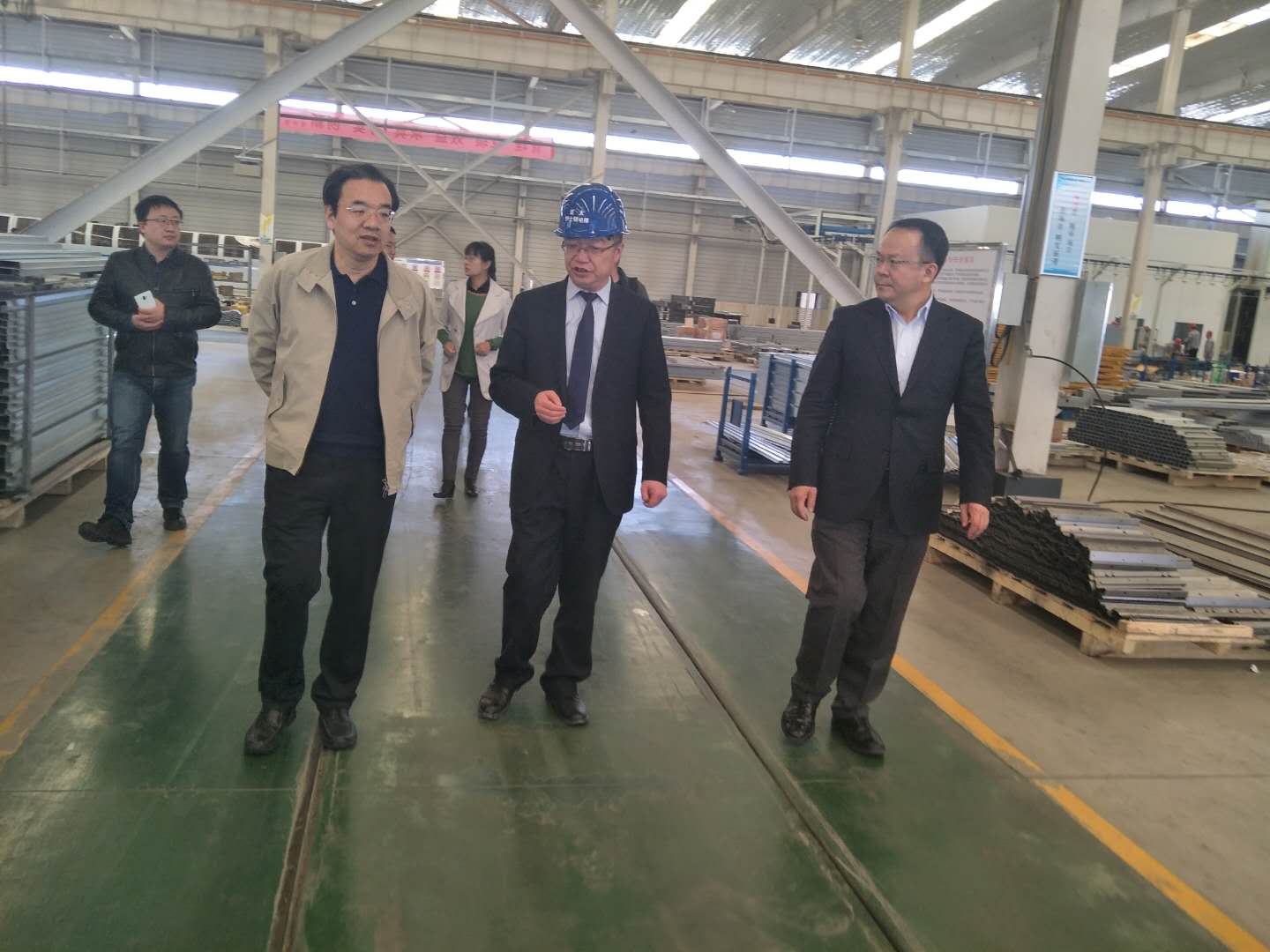 財(cái)政部駐甘專員辦事處黨組書(shū)記楊瑞金，蘭州市副市長(zhǎng)牛向東一行參觀考察蘭州新區(qū)亞太伊士頓電梯廠